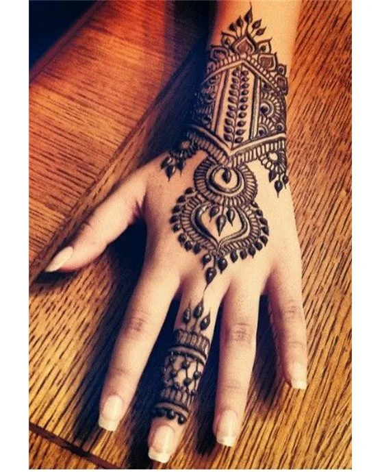 Heavy Motif With Outline Featuring Back Hand Mehndi Design Heavy Motif With Outline Featuring Back Hand Mehndi Design